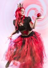 Red queen juggler - red themed acts from the Streetentertainers Agency
